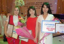 Журналист из Шымкента отдала свои призовые деньги девочке-сироте Рабига Жунис на праздновании для журналистики