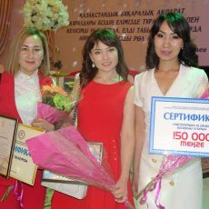 Журналист из Шымкента отдала свои призовые деньги девочке-сироте Рабига Жунис на праздновании для журналистики