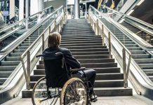 Как выглядит ноутбук для инвалида и какие обязанности у социального помощника Человек в инвалидной коляске