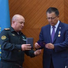 Военные Шымкента наградили акима ЮКО Аким получил награду от военных