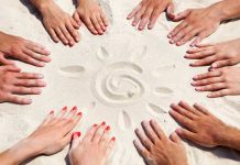 Добрые поступки ушедшей весны — наступившего лета Руки на песке