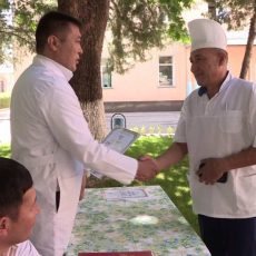 Сотрудников первой городской больницы Шымкента поздравил главный врач Главный врач первой горбольницы поздравил своих подчиненных