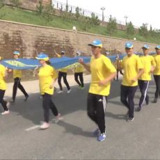 16-метровый флаг Казахстана пронесли по Шымкенту ко Дню госсимволов РК 16-метровый флаг Казахстана пронесли по Шымкенту ко Дню госсимволов РК