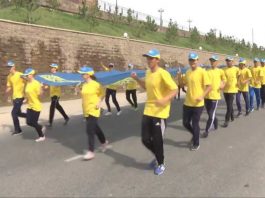 16-метровый флаг Казахстана пронесли по Шымкенту ко Дню госсимволов РК
