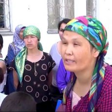 Многодетные матери Кентау штурмовали городской акимат Многодетные матери Кентау штурмовали городской акимат