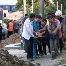 Подробности спасательной операции по извлечению рабочих из-под земли в Шымкенте (видео) Спасательная операция по вызволению рабочих, которых завалило грунтом во время земляных работ