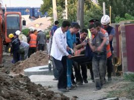 Спасательная операция по вызволению рабочих, которых завалило грунтом во время земляных работ