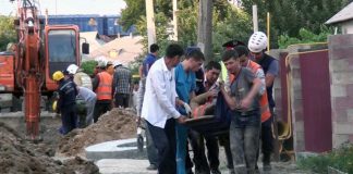 Подробности спасательной операции по извлечению рабочих из-под земли в Шымкенте (видео) Спасательная операция по вызволению рабочих, которых завалило грунтом во время земляных работ