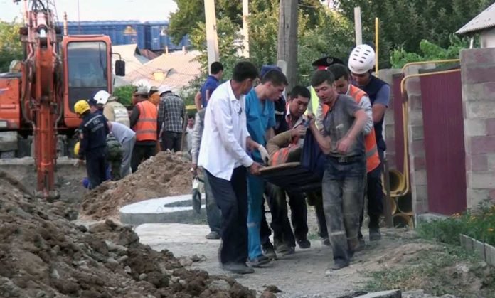 Спасательная операция по вызволению рабочих, которых завалило грунтом во время земляных работ