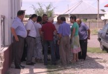 Жители «Бозарыка» требуют городских коммунальных благ Жители жилых массивов "Бозарык" требуют провести газ, свет и сделать дорогу