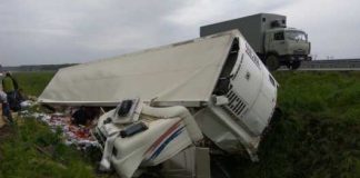 Фура с помидорами из Казахстана опрокинулась на трассе в РФ: Водитель устроил распродажу на месте ДТП В России перевернулась фура с помидорами