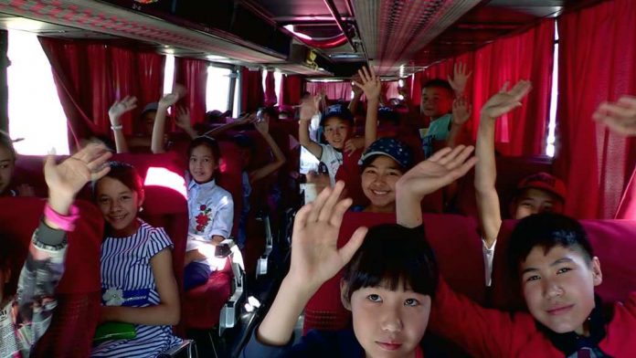 Дети из малоимущих семей отправились в летние лагеря отдыха