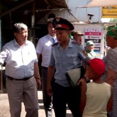 Торговцы-нелегалы в Абайском районе Шымкента готовы платить штрафы Рейд на рынке "Комешбулак"