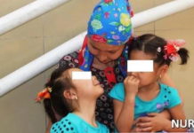 Женщина просит милостыню с двумя дочками на руках в подземном переходе Шымкента