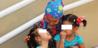 Женщина просит милостыню с двумя дочками на руках в подземном переходе Шымкента