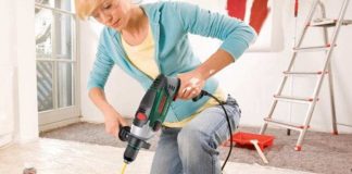 Лучшее средство от депрессии — обойный переворот Женщина делает ремонт