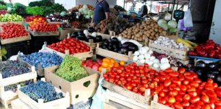 В Казахстане резко выросла цена на овощи и фрукты Фрукты и овощи на базаре