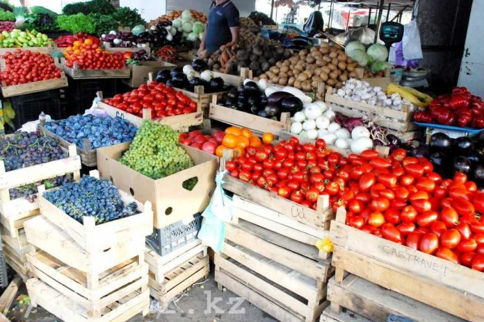 Фрукты и овощи на базаре