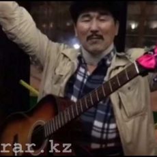 Необычное шоу устраивает в автобусах Астаны певец и гитарист из Шымкента Необычное шоу устраивает в автобусах Астаны певец и гитарист из Шымкента