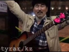 Необычное шоу устраивает в автобусах Астаны певец и гитарист из Шымкента