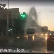 Пожарные сорвали гидрант и оставили часть Шымкента без воды (видео) Пожарные сорвали гидрант