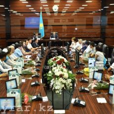 Вузы ЮКО выделили 95 грантов для абитуриентов из детских домов Аким с выпускниками из детских домов