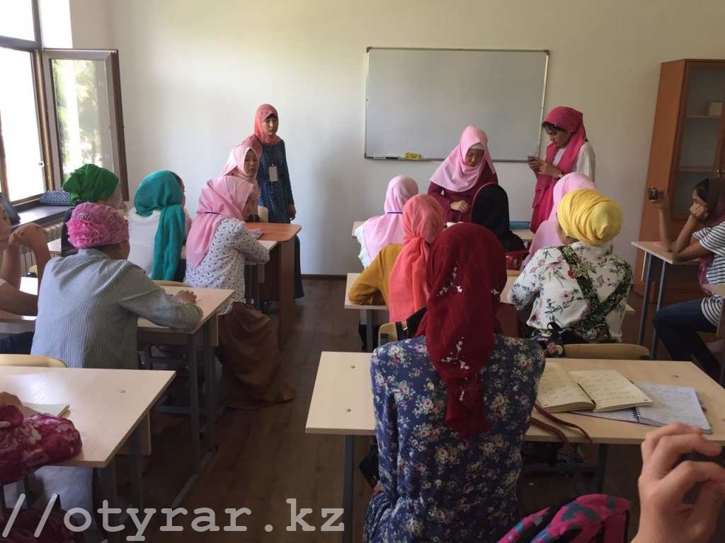 В областной центральной мечети ЮКО идут курсы по изучению Корана для женщин