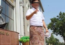 Судья областного суда ЮКО принял мужчину в женской юбке Мужчина в женской юбке протестовал перед зданием суда в Шымкенте