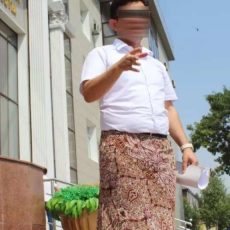 Судья областного суда ЮКО принял мужчину в женской юбке Мужчина в женской юбке протестовал перед зданием суда в Шымкенте
