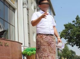 Мужчина в женской юбке протестовал перед зданием суда в Шымкенте