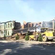 Врачи борются за жизнь пожарного, пострадавшего во время обвала здания адвокатуры в Шымкенте Пожар в здании адвокатуры на улице Казабек би