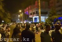 Казахстанские туристы ночевали на пляже из-за землетрясений на побережье Турции