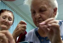 В Шымкенте мобильной грамотности учатся пенсионеры В Шымкенте мобильной грамотности учатся пенсионеры