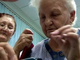 В Шымкенте мобильной грамотности учатся пенсионеры