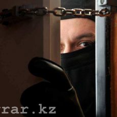 Полицейские Шымкента задержали узбекистанца, подозреваемого в серии квартирных краж и ограблении Грабитель в маске