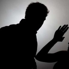 Бьет — значит любит? Мужчина бьет женщину