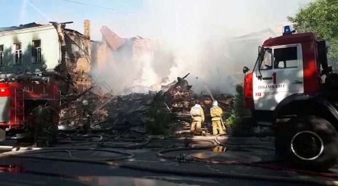 Пожар в Шымкенте разрушил здание до основания