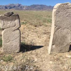 Две статуи XII века нашли в Южном Казахстане
