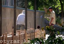 Школы Шымкента прячут за заборы В школах Шымкента строят заборы