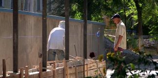 Школы Шымкента прячут за заборы В школах Шымкента строят заборы