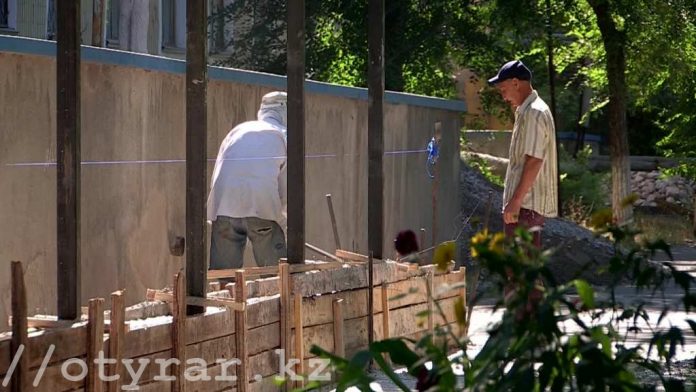 В школах Шымкента строят заборы
