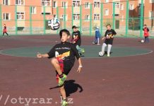 В начальных классах школ ЮКО с 1 сентября начнутся уроки футбола Дети играют в футбол