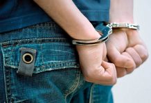 Двух аккумуляторных воров задержали полицейские Туркестанской области Задержанный в наручниках