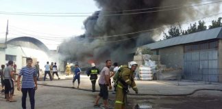 В Шымкенте в Старом городе горят контейнеры со строительными материалами Пожар в Старом городе