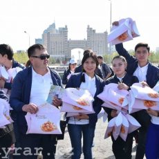 В преддверии праздника Курбан Айт молодежь ЮКО угостила столичных жителей баурсаками В преддверии праздника Курбан айт молодежь ЮКО угостила столичных жителей баурсаками