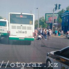 Девушка, попавшая под автобус в Шымкенте, находится в тяжелом состоянии Автобус сбил человека
