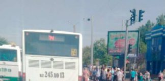 Девушка, попавшая под автобус в Шымкенте, находится в тяжелом состоянии Автобус сбил человека