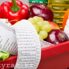 Нужно ли магазинам оформлять сопроводительные накладные на товары при реализации продуктов физическим лицам? Корзина с продуктами