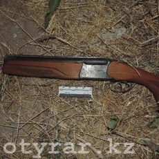Обрез в машине изъяли полицейские Туркестанской области Двоих молодых людей с обрезом и патронами задержали полицейские ЮКО