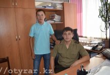 Сотрудник ДЧС вернул к жизни юношу, потерявшего сознание прямо на улице Сотрудник ДЧС со спасенным парнем